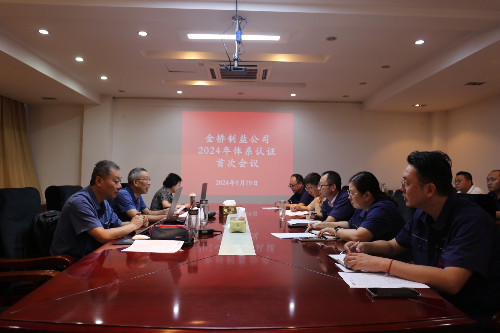 近日，金橋制鹽公司通過北京世標(biāo)認(rèn)證中心審核，給予食品安全管理體系、環(huán)境管理體系和職業(yè)健康安全管理體系認(rèn)證“保持認(rèn)證資格”的監(jiān)督審核結(jié)論，給予質(zhì)量管理體系認(rèn)證“再次注冊”的再認(rèn)證審核結(jié)論。通過審核，是對公司精細(xì)化管理成果的檢驗，促進(jìn)公司內(nèi)控管理水平持續(xù)提升。（李曉月）