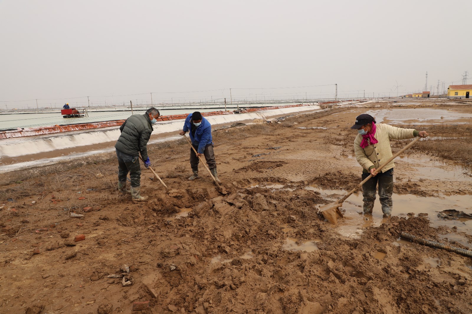 鹽業(yè)生產(chǎn) 和泥扎泥條.JPG